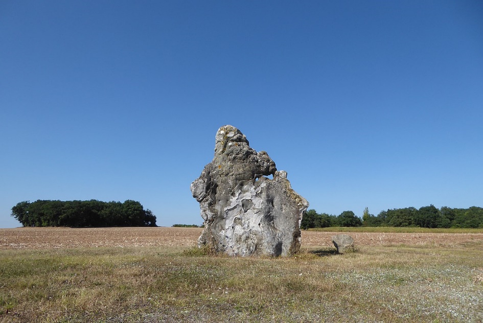 Menhir érigé en l'an 2000 par 200 volontaires à Mévoisins. Hauteur : 4,20 mètres, masse : 10 tonnes.